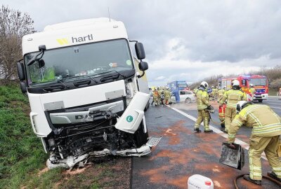 Tödlicher Verkehrsunfall auf A17 bei Dresden - Crash von LKW und PKW auf A17. Foto: Roland Halkasch