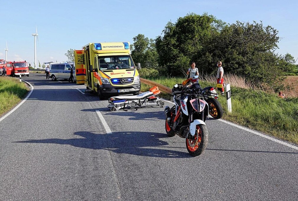 Tödlicher Verkehrsunfall auf der S85: Motorradfahrer kollidiert mit Baum - Gestern kam es auf der S 85 zu einem tödlichen Motorradunfall. Foto: Roland Halkasch