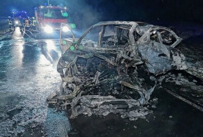 Tödlicher Verkehrsunfall auf der S85: Zwei Personen sterben - Tödlicher Unfall auf der S 85. Beide Fahrzeuge wurden völlig zerstört. Foto: Roland Halkasch