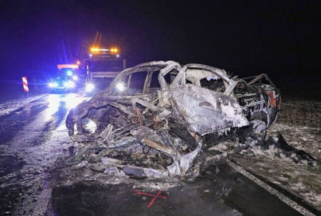 Tödlicher Verkehrsunfall auf der S85: Zwei Personen sterben - Tödlicher Unfall auf der S 85. Beide Fahrzeuge wurden völlig zerstört. Foto: Roland Halkasch