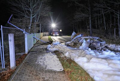 Tödlicher Verkehrsunfall: Fahrer verstirbt nach Crash mit Lichtmast - Am Donnerstagabend kam es auf der S194 zu einem tödlichen Verkehrsunfall. Foto: Roland Halkasch