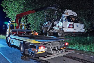 Tödlicher Verkehrsunfall in Dresden: Auto kommt von Fahrbahn ab und prallt gegen Baum - Gestern Nacht kam es gegen 0.40 Uhr auf der Rochwitzer Straße, zwischen Rochwitz und Bühlau zu einem tödlichen Verkehrsunfall. Foto: Roland Halkasch