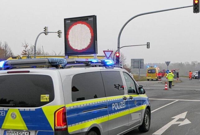 Tödlicher Verkehrsunfall in Grimma nach Kreuzungscrash - Schwerer Kreuzungscrash in Grimma: Insassen des PKWs tödlich verunglückt. Foto: Sören Müller