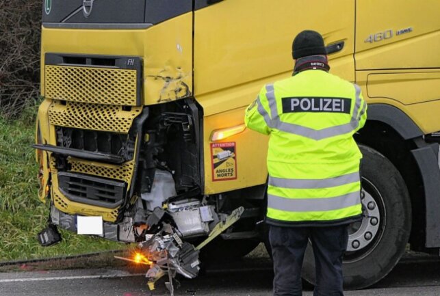 Tödlicher Verkehrsunfall in Grimma nach Kreuzungscrash - Schwerer Kreuzungscrash in Grimma: Fahrer des LKWs unverletzt. Foto: Sören Müller