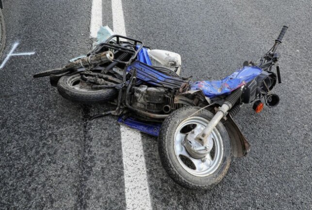Tödlicher Verkehrsunfall: Kleintransporter kollidiert mit Motorroller - VU Kleintransporter kollidiert mit Motorroller. Foto: Roland Halkasch