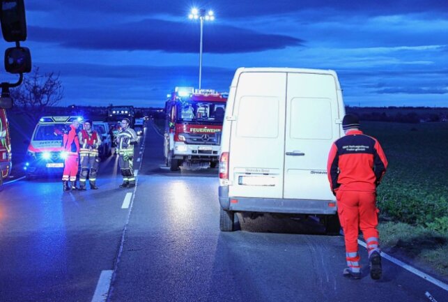 Tödlicher Verkehrsunfall: Kleintransporter kollidiert mit Motorroller - VU Kleintransporter kollidiert mit Motorroller. Foto: Roland Halkasch