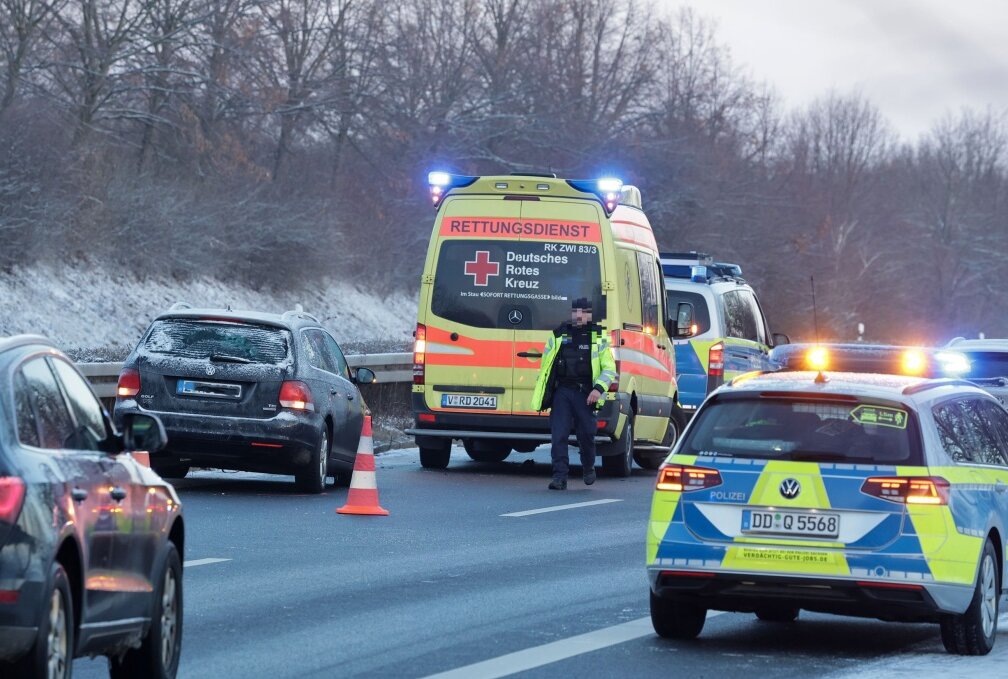 Tödlicher Verkehrsunfall: Mann wird nach Reifenpanne von Auto erfasst - Ein tödlicher Verkehrsunfall ereignete sich auf der B93. Foto: Andreas Kretschel