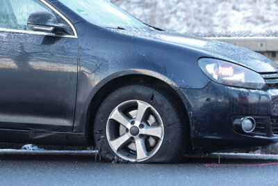 Tödlicher Verkehrsunfall: Mann wird nach Reifenpanne von Auto erfasst - Ein tödlicher Verkehrsunfall ereignete sich auf der B93. Foto: Andreas Kretschel