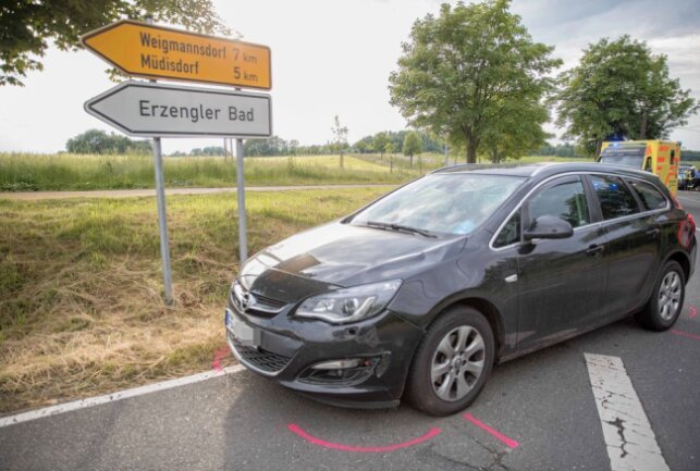 Tödlicher Verkehrsunfall: Radfahrerin und PKW kollidieren - Tödlicher Unfall in Berthelsdorf. Foto: Marcel Schlenkirch