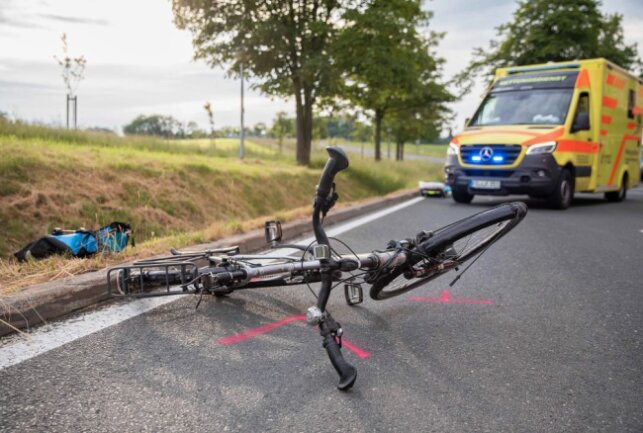 Tödlicher Verkehrsunfall: Radfahrerin und PKW kollidieren - Tödlicher Unfall in Berthelsdorf. Foto: Marcel Schlenkirch