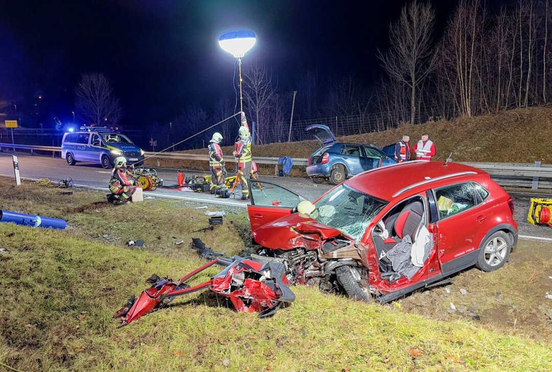 Tödlicher Verkehrsunfall zwischen Markersbach und Raschau - Auf der B101 kam es am Samstagabend zu einem tödlichen Verkehrsunfall. Foto: Daniel Unger