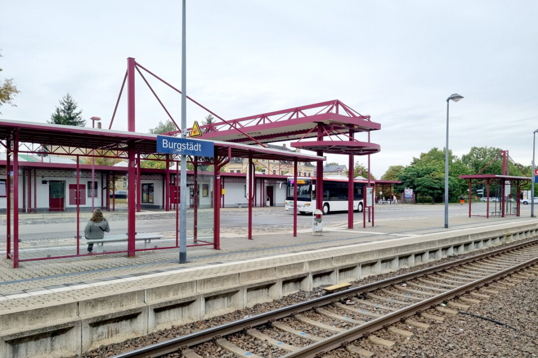 Tödlicher Vorfall am Bahnhof: Junger Mann kriecht unter Citybahn - Die Polizei wurde am Sonntag durch den 40-jährigen Triebwagenführer einer Citybahn in die Bahnhofstraße gerufen.