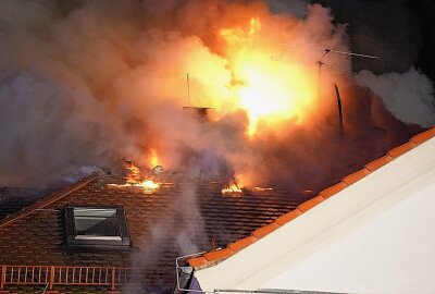 Tödliches Feuer in Sachsen: Brand fordert Leben und verursacht Rauchgasvergiftung - In Kirschau steht ein Wohngebäude in Vollbrand. Foto: Lausitznews