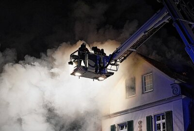 Tödliches Feuer in Sachsen: Brand fordert Leben und verursacht Rauchgasvergiftung - In Kirschau steht ein Wohngebäude in Vollbrand. Foto: Lausitznews