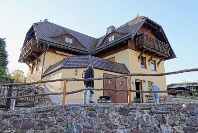 Tötungsdelikt: Leblose Frau in einem Wohnhaus in Freital aufgefunden - Das Einfamilienhaus, wo die Tragödie stattfindet. Foto: Roland Halkasch