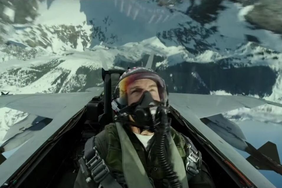 Er wäre gerne selbst geflogen, durfte aber immerhin als Passagier mit: Für die Dreharbeiten zu "Top Gun: Maverick" stiegen Tom Cruise und seine Kollegen in echten F-18-Kampfjets auf.