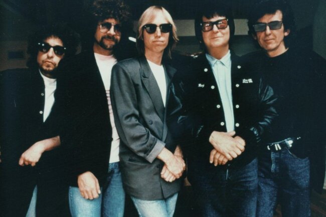 Tom Petty: Einer für alle - Die größte Supergroup aller Zeiten? Die Traveling Wilburys formierten sich in den späten 80er-Jahren, ihre Mitglieder waren (von links) Bob Dylan, Jeff Lynne, Tom Petty, Roy Orbison und George Harrison.