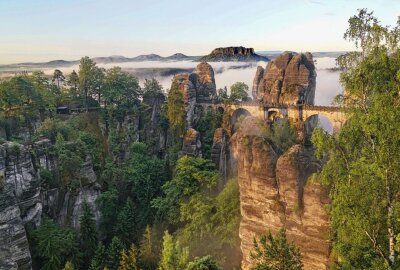 Top 10 Ausflugstipps im Erzgebirge - Die Sächsische Schweiz ist immer einen Besuch wert, vor allem die Bastei-Brücke war schon Kulisse für so manchen Film. Außerdem kann man hier auch besonders gut durch die Schwedenlöcher wandern. Unweit befinden sich auch die berühmten Schrammsteine. Foto: Pixabay/ amlicht 