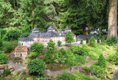 Top 10 Ausflugstipps im Erzgebirge - Die Heimatecke ist ein Miniaturenpark in Waschleithe im sächsischen Erzgebirge. Hier findet man bekannte Gebäude aus Sachsen in Miniaturformat. Foto: bl