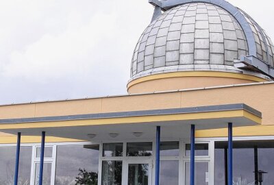 Top 10 Ausflugstipps im Vogtland - Das Planetarium Rodewisch lädt zu einem Blick durch das große Fernrohr der Sternwarte ein. Astronomiebegeisterte können hier auf ihre Kosten kommen. Foto: Simone Zeh