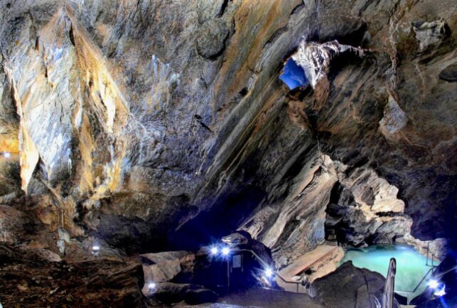 Vor 90 Jahren wurden die Tropfsteinhöhlen bei Syrau, in der Nähe von Plauen, entdeckt. Drache Justus begrüßt die Besucher. Foto: Drachenhöhle / Daniel Möschke