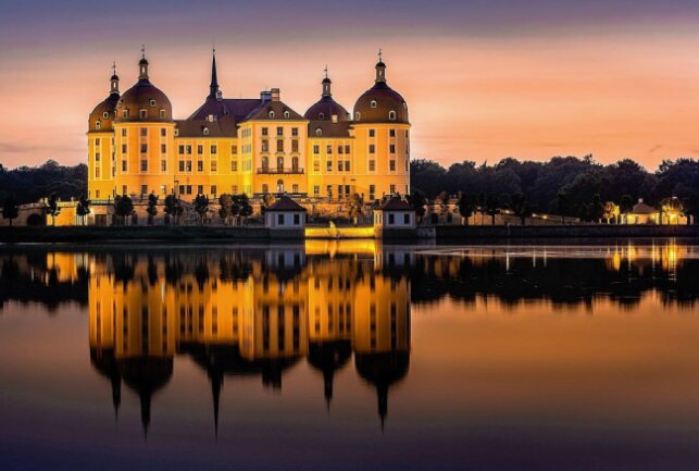 Top 10 Ausflugstipps in Dresden und Umgebung - Rund 15 Autominuten nördlich von Dresden liegt das Schloss Moritzburg, hier wurde das berühmte Wintermärchen "Drei Haselnüsse für Aschenbrödel" gedreht. Foto: Pixabay/Seaq68
