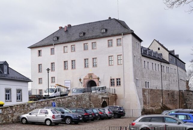 Top 10 Ausflugstipps in Westsachsen -  Schloss Wildenfels befindet sich etwa 15 Autominuten südöstlich von Zwickau. Es ist vor allem für seinen historischen blauen Salon bekannt. Foto: Andreas Wohland/Archiv