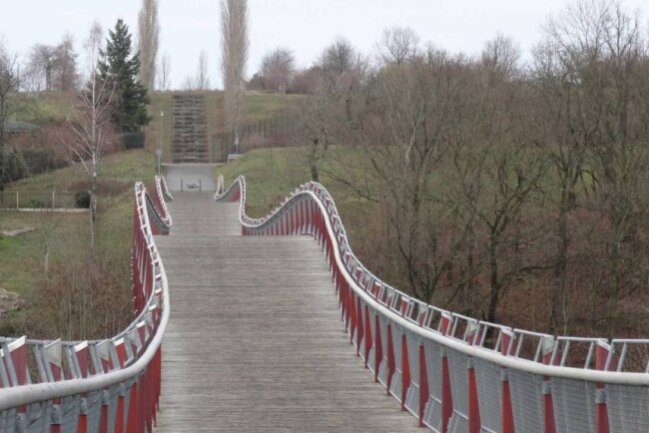 Die Drachenschwanzbrücke liegt direkt an der westsächsisch-thüringischen Grenze in Ronneburg und ist ein beliebtes Fahrradziel. Der Name leitet sich vom wellenförmigen Verlauf des Bauwerks ab.
