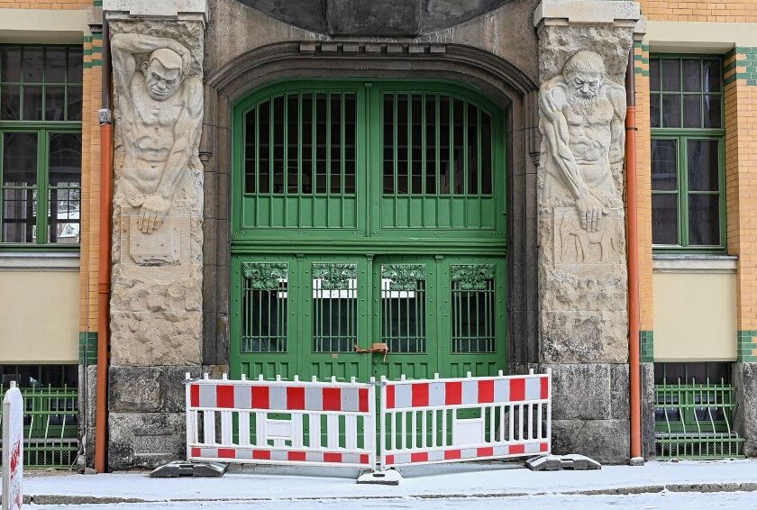 Das Tor am Gebäude der ehemaligen Wellner-Werke in Aue ist rekonstruiert worden. Foto: Ralf Wendland