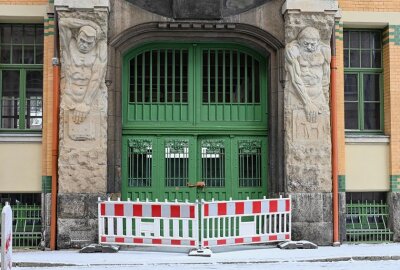 Tor am Gebäude der Wellner-Werke ist rekonstruiert worden - Das Tor am Gebäude der ehemaligen Wellner-Werke in Aue ist rekonstruiert worden. Foto: Ralf Wendland