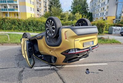 Totalschaden am Auto nach Kollision mit Stein und Überschlag - Am Sonntag ereignete sich gegen 8 Uhr in Chemnitz auf der Wolgograder Allee ein Verkehrsunfall. Foto: Harry Härtel