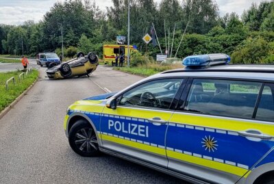 Totalschaden am Auto nach Kollision mit Stein und Überschlag - Am Sonntag ereignete sich gegen 8 Uhr in Chemnitz auf der Wolgograder Allee ein Verkehrsunfall. Foto: Harry Härtel