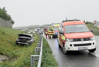 Totalschaden auf der B174: BMW landet hinter Leitplanke - Der BMW erlitt einen Totalschaden. Foto: Harry Haertel