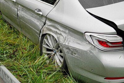 Totalschaden auf der B174: BMW landet hinter Leitplanke - Der BMW erlitt einen Totalschaden. Foto: Harry Haertel
