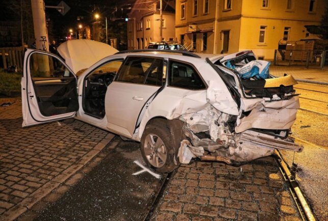 Totalschaden nach Auffahrunfall auf geparkten PKW - In der Nacht fuhr ein BMW auf einen parkenden Skoda auf. An beiden Fahrzeugen entstand Totalschaden. Foto: Roland Halkasch