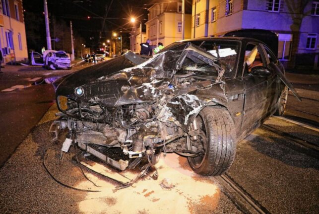 Totalschaden nach Auffahrunfall auf geparkten PKW - In der Nacht fuhr ein BMW auf einen parkenden Skoda auf. An beiden Fahrzeugen entstand Totalschaden. Foto: Roland Halkasch