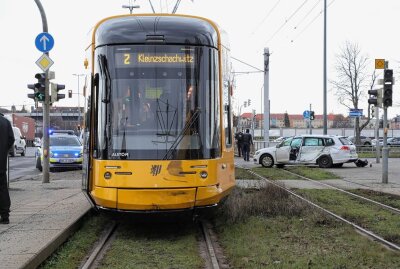 Totalschaden nach Unfall mit Dresdner Straßenbahn - Am Montagnachmittag kam es gegen 15.50 Uhr zu einem Verkehrsunfall mit einer Straßenbahn. Foto: Roland Halkasch