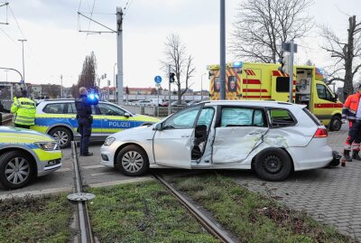 Totalschaden nach Unfall mit Dresdner Straßenbahn - Am Montagnachmittag kam es gegen 15.50 Uhr zu einem Verkehrsunfall mit einer Straßenbahn. Foto: Roland Halkasch