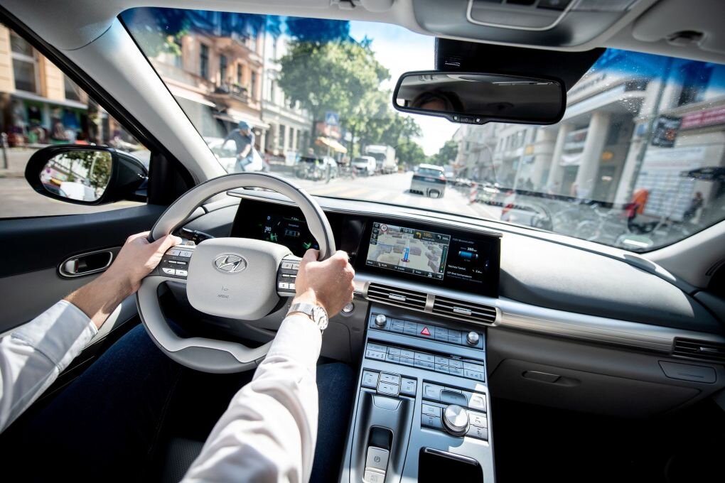 Touchscreens im Auto nur mit kurzem Blick bedienen - Hände ans Steuer und nicht ablenken lassen: So sieht der idealtypische Fahrer aus. Notwendige Touchscreens bedienen zu müssen, darf nur kurz Aufmerksamkeit kosten.