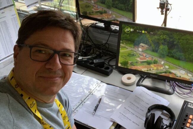 Der gebürtige Frankfurter Florian Naß ist seit 1997 als Sportjournalist bei der Tour de France dabei und seit 2006 deren Stimme in der ARD. Auch 2022 wird er wieder die Tour-Primetime fürs Erste kommentieren.