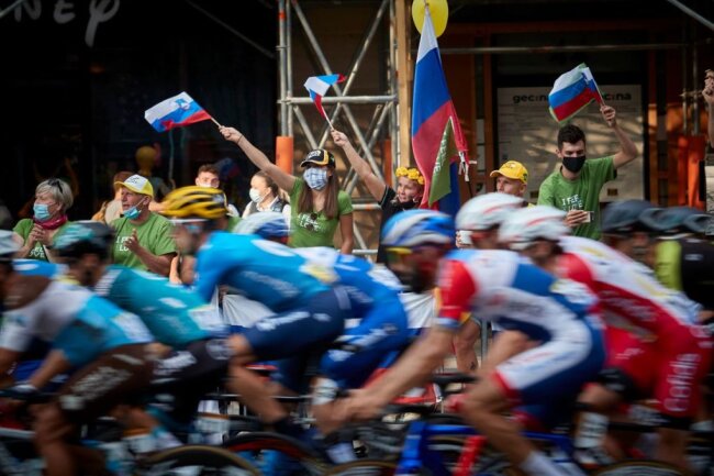 Slowenische Radsport-Fans an der Ziellinie auf den Champs-Élysées im Jahr 2020. Werden sie 2022 Tadej Pogacar (Sieger 2021 und 2020) oder Primož Roglič bejubeln können?