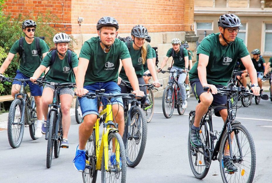 Zum Abschluss der Radtour von Rostock-Warnemünde nach Werdau rollten die Radler am Freitagfrüh auf den Hof des Gymnasiums. Foto: Michel