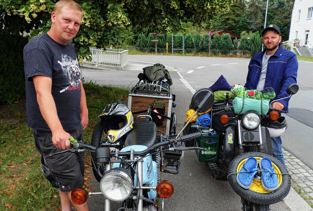 Tour von Gornsdorf nach Rom ist für Simson-Duo (fast) kein Problem - Für Christian Schmidtke (links) und Manuel Zahn gibt es an ihren Simson-Mopeds kein unlösbares Problem. Foto: Andreas Bauer