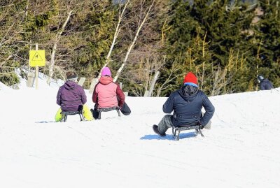 Touristen stürmen am Frauentag den Fichtelberg - Am Frauentag stürmten Skitouristen mit Kind und Kegel den Fichtelberg. Foto: Thomas Fritzsch/PhotoERZ