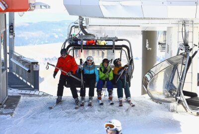 Touristen stürmen am Frauentag den Fichtelberg - Am Frauentag stürmten Skitouristen mit Kind und Kegel den Fichtelberg. Foto: Thomas Fritzsch/PhotoERZ