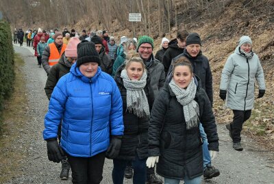 Tradition im Erzgebirge: Neujahrswanderung erfreut sich zunehmender Beliebtheit - In Lößnitz zählte man bei der Neujahrswanderung rund 100 Teilnehmer. Foto: Ralf Wendland
