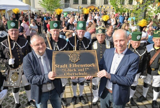 Die Oberschule Eibenstock hat ein Namensschild bekommen - vorn links Schulleiter Udo Schieronsky und rechts Bürgermeister Uwe Staab. Foto: Ralf Wendland