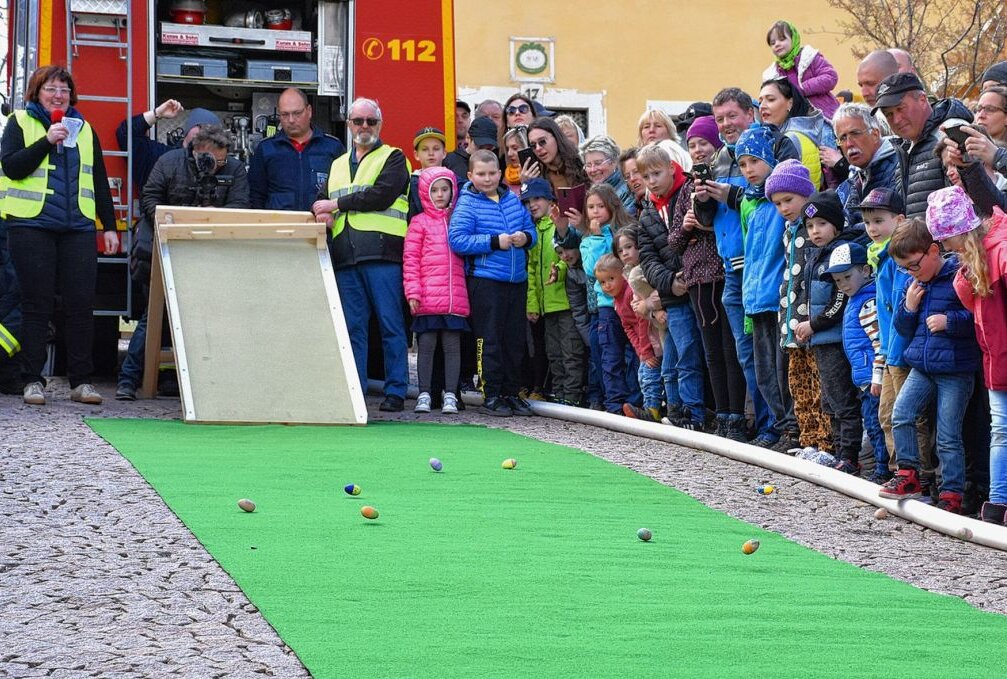 Tradition in Augustusburg - die Ostereier rollen wieder - Die Ostereier rollen wieder in Augustusburg. Foto: Maik Bohn