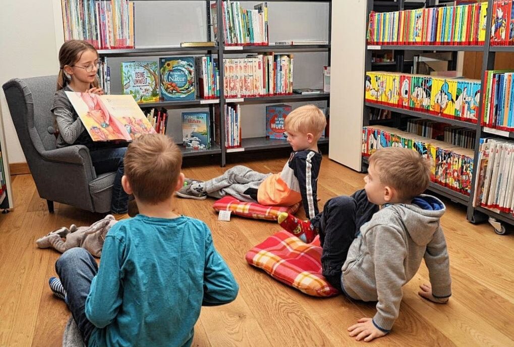 Tradition in Rochlitz: Junge Schüler lesen kleinen Kindern vor - Die Vorschüler hörten Hilde gespannt zu, als sie aus ihrem Buch vorlas. Foto: Andrea Funke