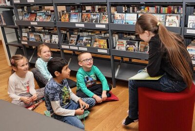 Tradition in Rochlitz: Junge Schüler lesen kleinen Kindern vor - Die Vorschüler hörten Mila gespannt zu, als sie aus ihrem Buch vorlas. Foto: Andrea Funke